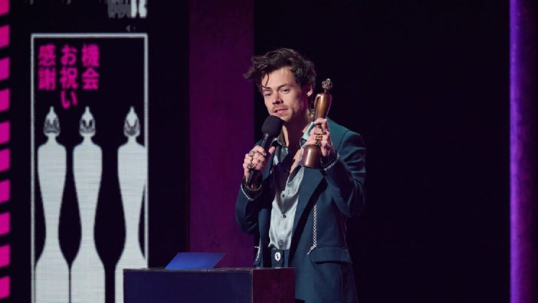 Harry Styles Thanks One Direction Bandmates During BRIT Awards Win