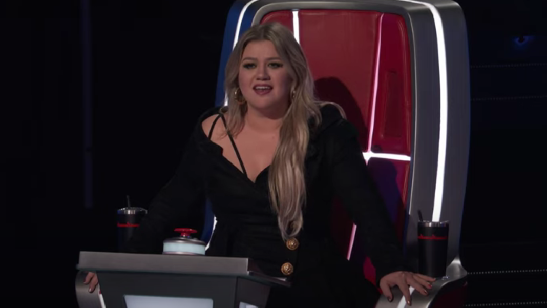 'The Voice' Sneak Peek: Impressive 4-Chair Turn Gets Help From Mom