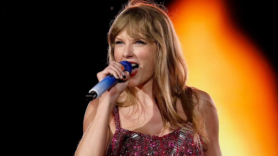 Taylor Swift Urges Fans to Be Kind Before Performing 'Dear John'
