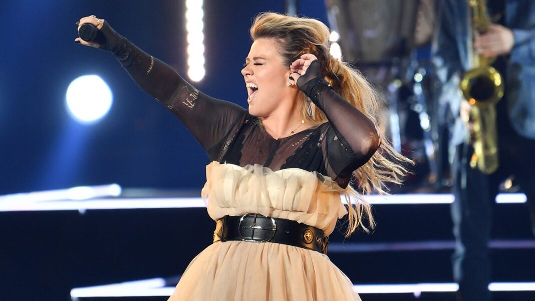 Kelly Clarkson Makes Telling Changes to 'Piece By Piece' Lyrics
