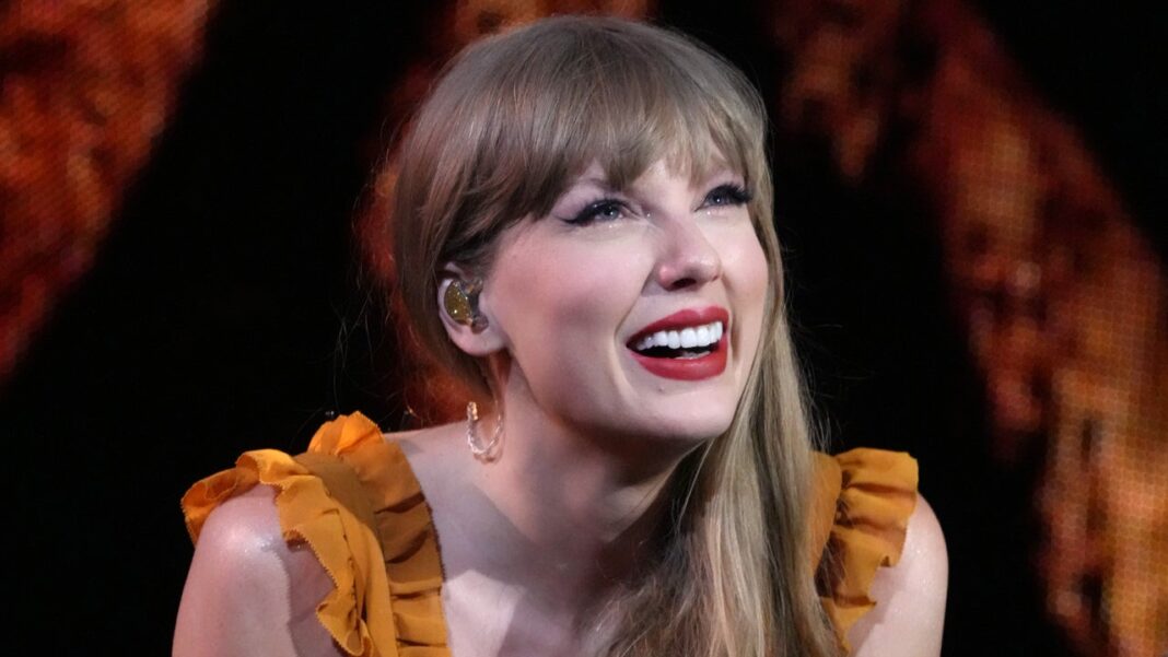 Taylor Swift Appears Emotional During Nearly 8-Minute Standing Ovation