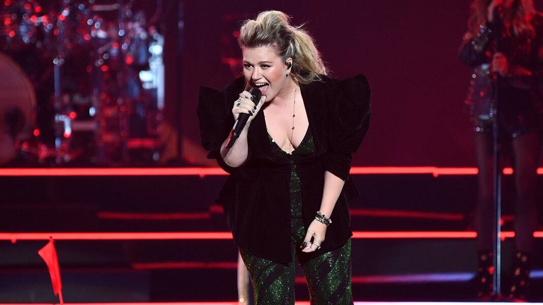 Kelly Clarkson Surprises Street Musician With Impromptu Performance