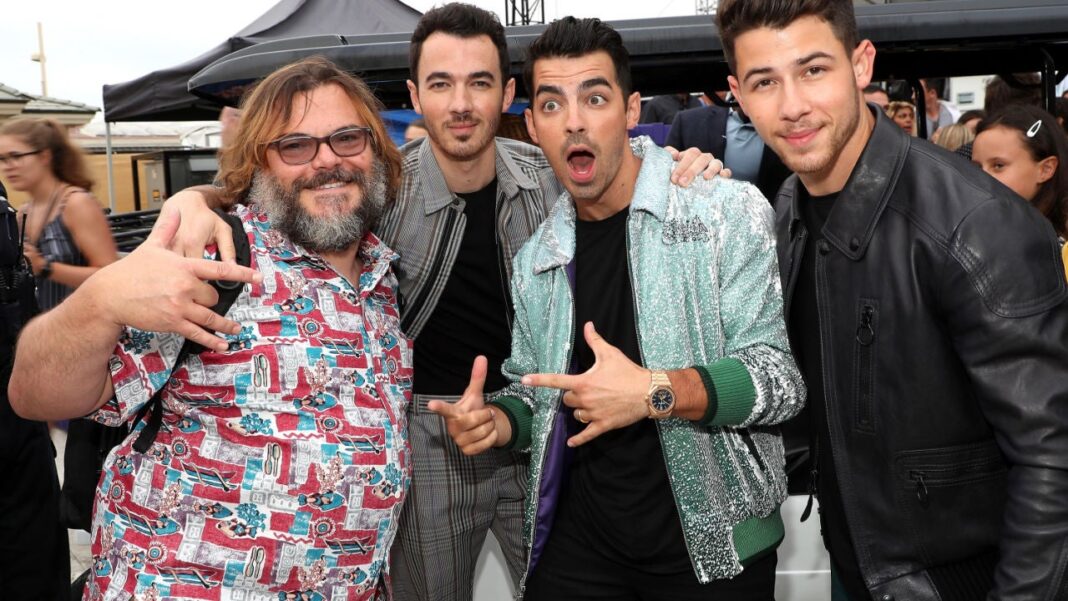 Jack Black Surprises Jonas Brothers Audience with 'Peaches' 